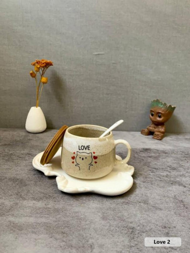 ماگ فانتزی با درب چوبی و قاشق طرح دوست داشتن