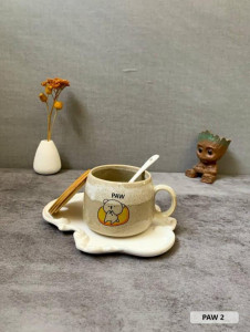 ماگ فانتزی با درب چوبی و قاشق طرح گربه ریلکس