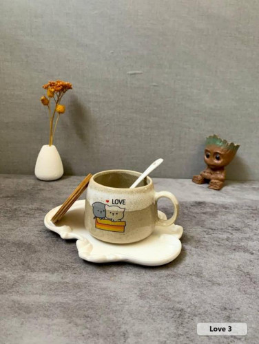 ماگ فانتزی با درب چوبی و قاشق طرح گربه عاشق