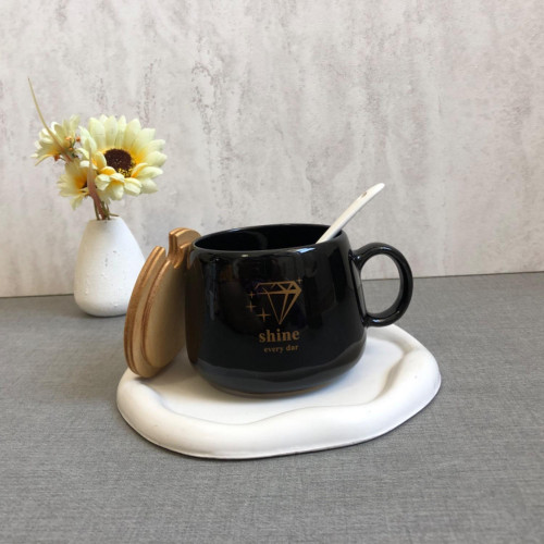 Black mug with wooden lid and spoon