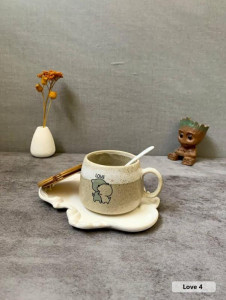 ماگ فانتزی با درب چوبی و قاشق طرح گربه عاشق