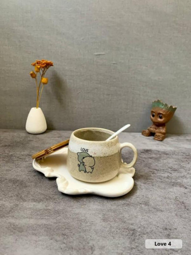 ماگ فانتزی با درب چوبی و قاشق طرح گربه عاشق