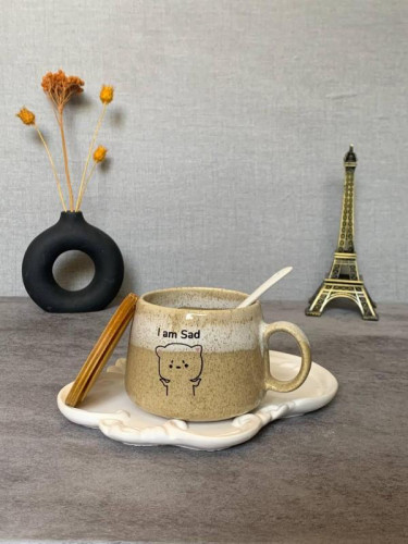 ماگ فانتزی با درب چوبی و قاشق طرح ناراحت