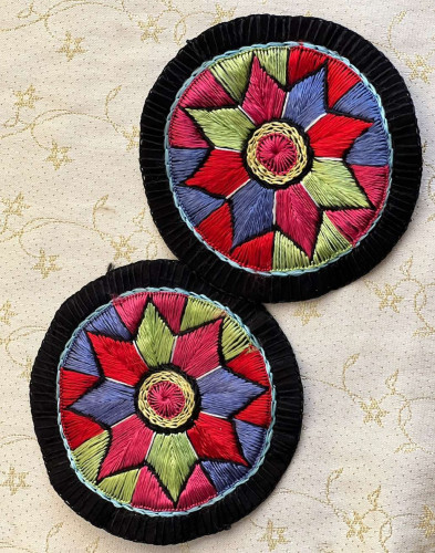رومیزی دایره سوزن دوزی دستی 