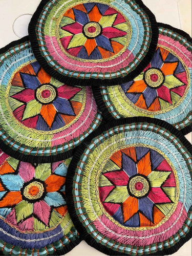 رومیزی دایره سوزن دوزی دستی 