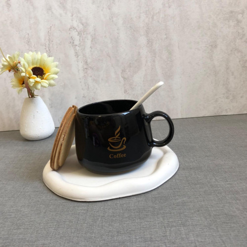 Black mug with wooden lid and spoon